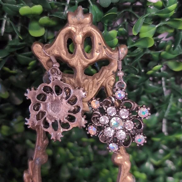 Elegant Snowflakel Crystal Earrings - Picture 4 of 5